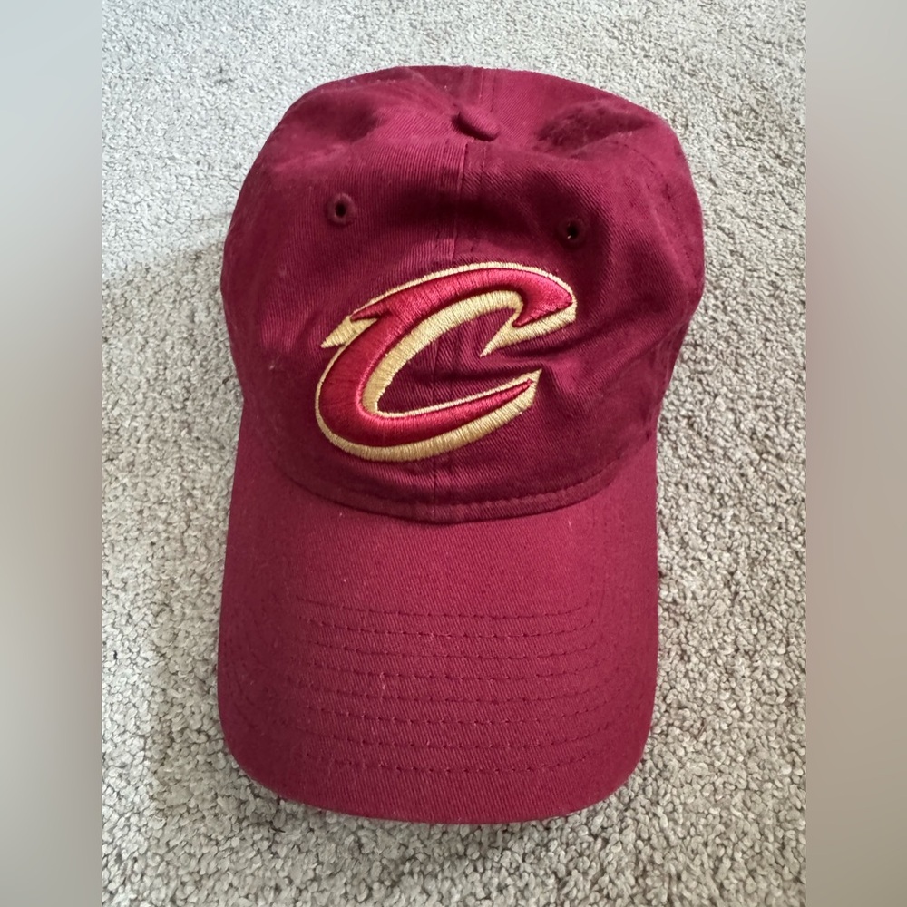 CLEVELAND CAVALIERS (New Era) Burgundy Cap with Embroidered Detail. Adjustable